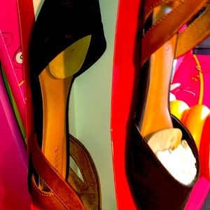 Never worn,in the box